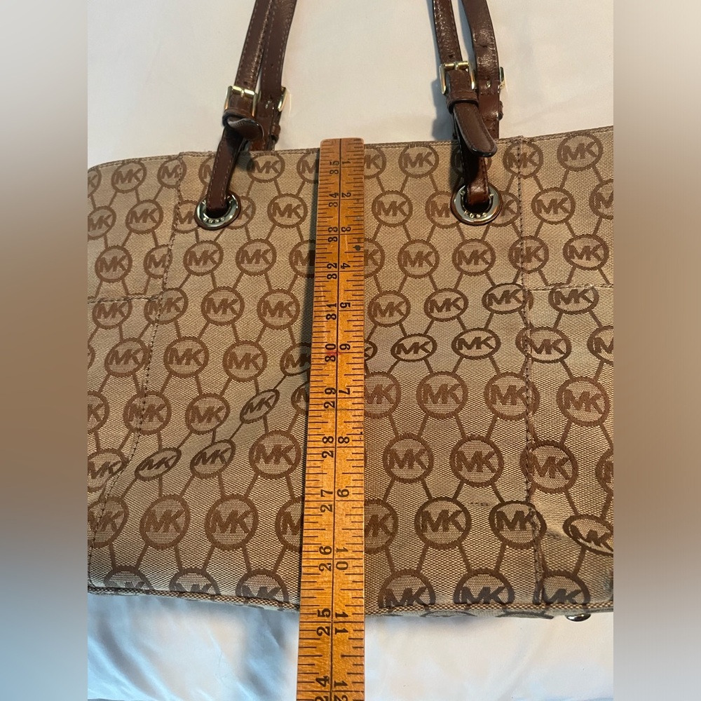 Michael Kors Women's Medium East West Shoulder Tote Bag Circle Monogram Tan GUC - Picture 13 of 16